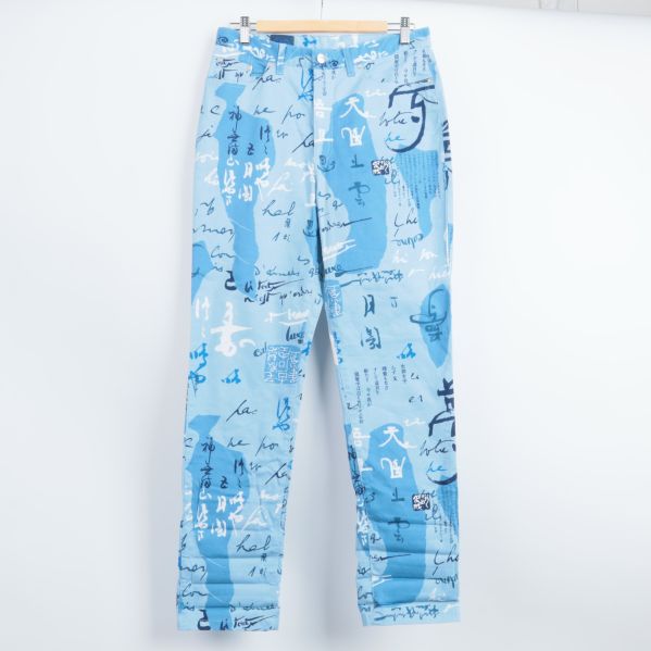 Blå jeans med textmönster, framifrån