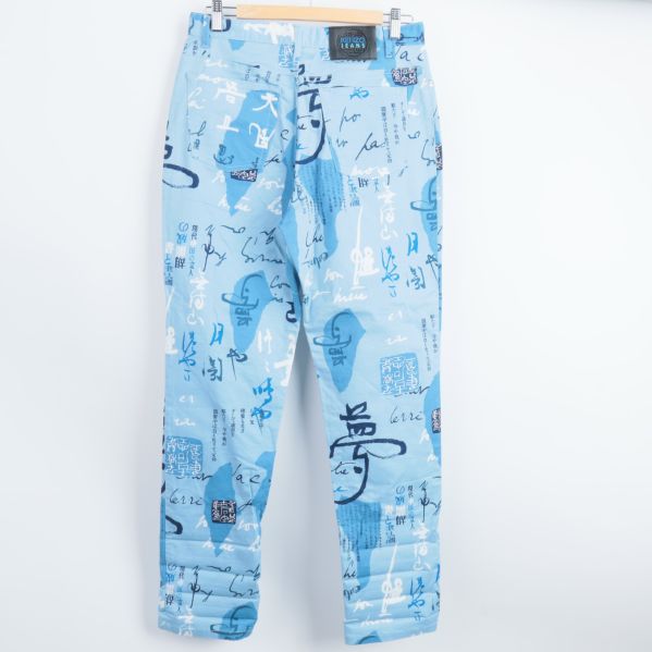 Blå jeans med textmönster bakifrån