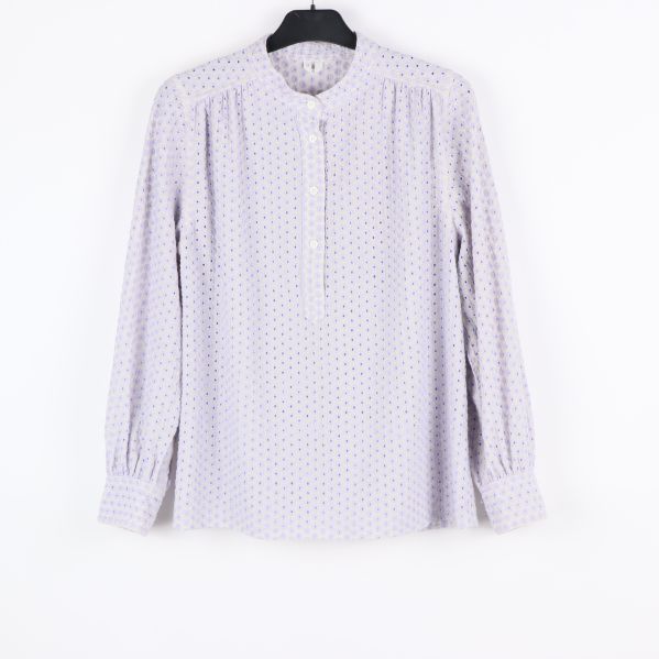 Framifrån av blus med blommönster