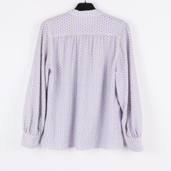 Blus med blommönster, bakifrån