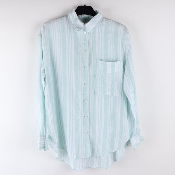 Framsidan av randig skjorta med bröstficka