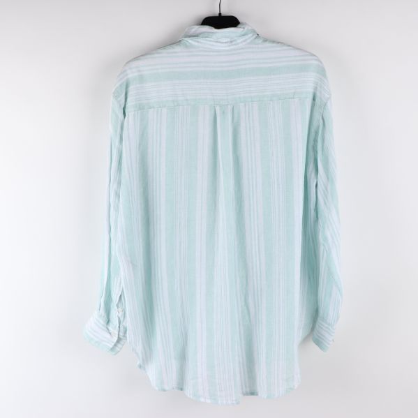 Baksidan av randig skjorta i mintgrön och vit