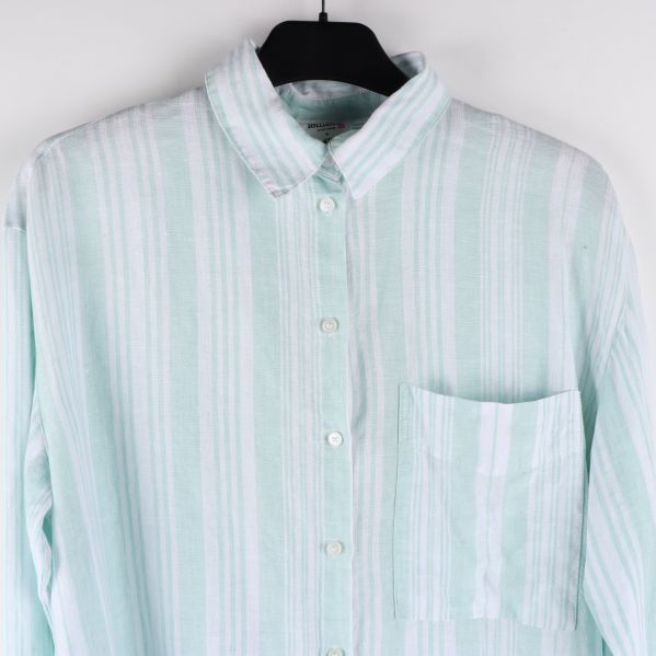 Närbild på skjortkragen och bröstfickan