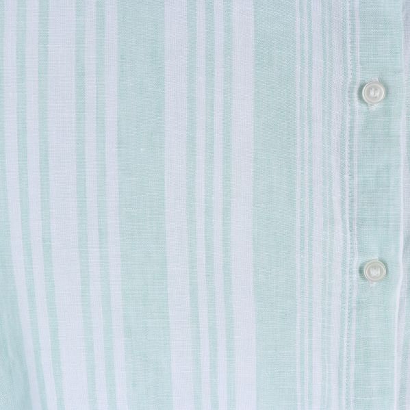 Detaljbild på skjortans ränder och knappar