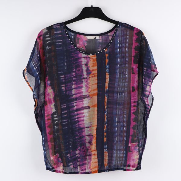 Framsidan av mönstrad tunika med nitar