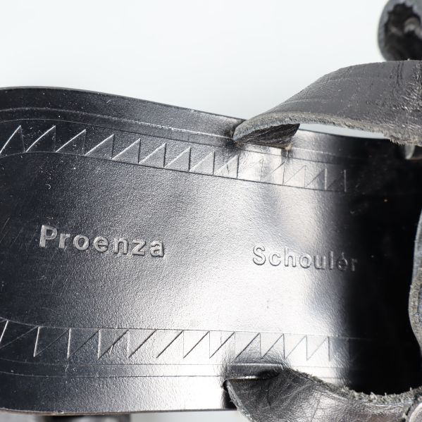 Proenza Schouler, inristad text i lädersandalen