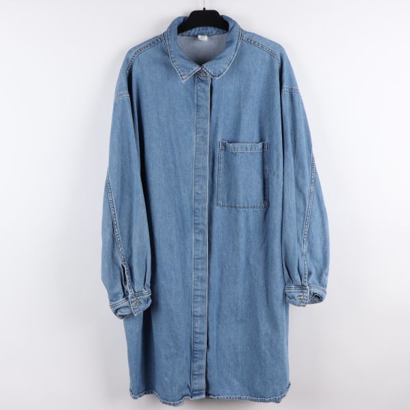 Ljusblå denimskjorta framifrån