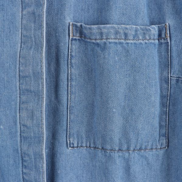 Närbild på denimskjortans bröstficka