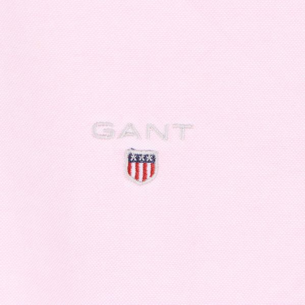 Närbild av broderad GANT logotyp