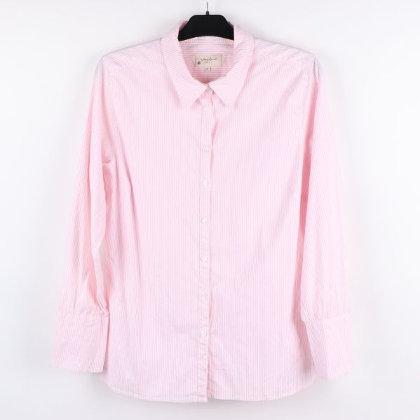 Framsidan av rosa randiga skjortan