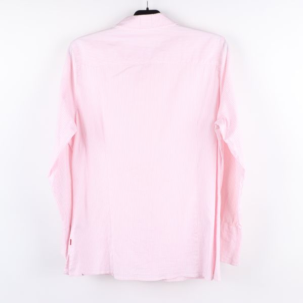 Baksidan av rosa randig skjorta