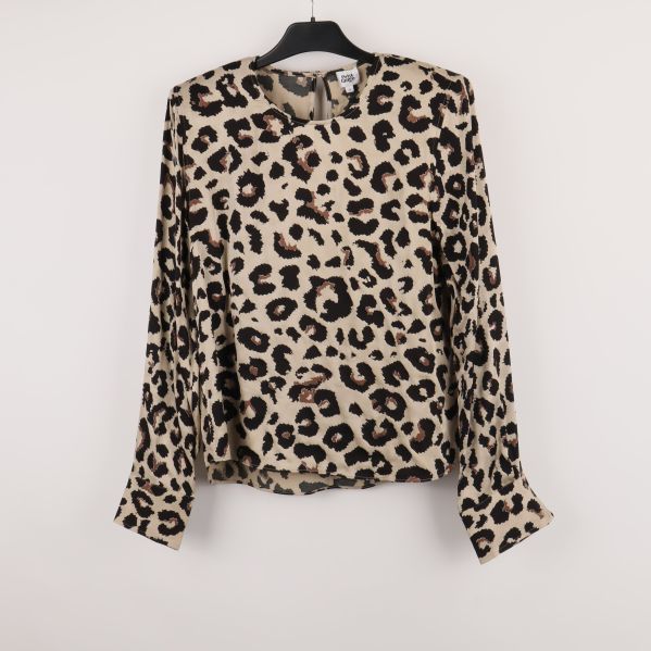Framsidan av leopardmönstrad blus