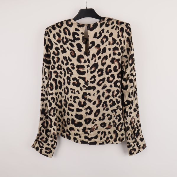 Baksidan av leopardmönstrad blus