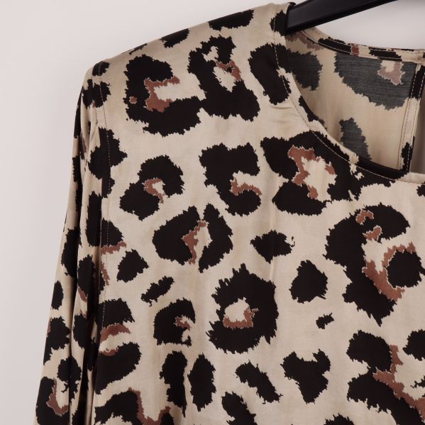 Närbild av leopardmönster på blus