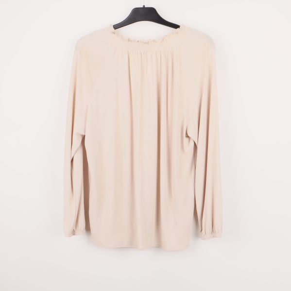 Beige blus bakifrån 