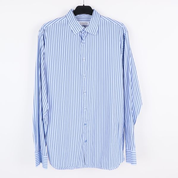 Blå och vit randig skjorta framifrån