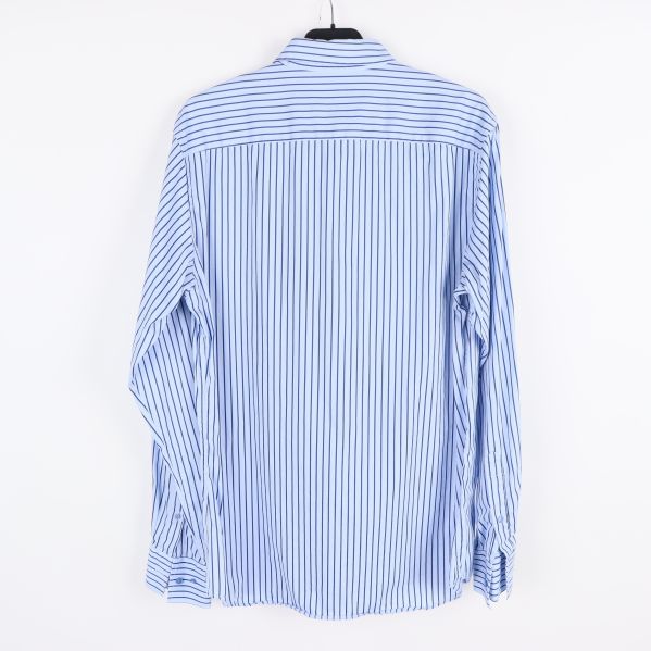 Blå och vit randig skjorta bakifrån