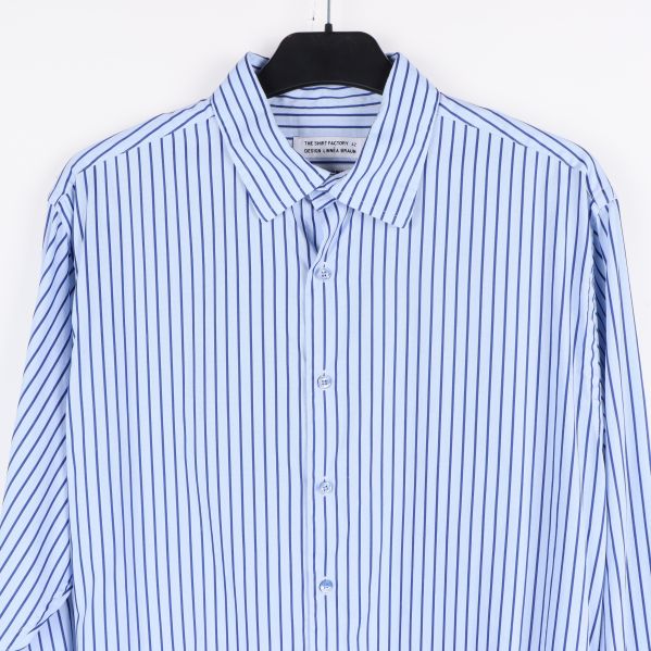 Närbild av skjortkrage och knappar