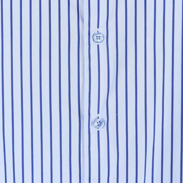 Närbild av skjortknappar på randig skjorta