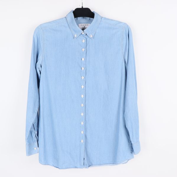 Ljusblå skjorta framifrån med knappar