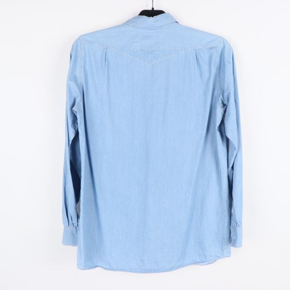 Ljusblå skjorta bakifrån med sömmar