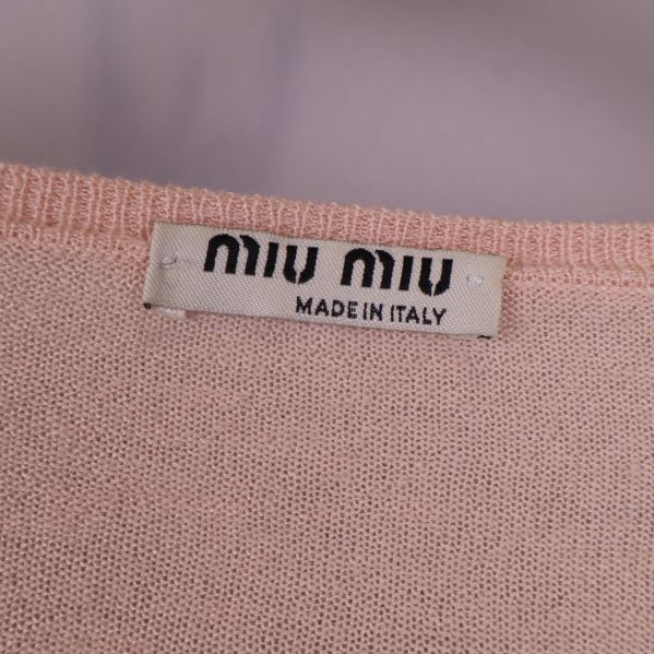 Etikett med Miu Miu-märket