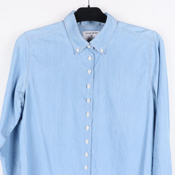 Närbild på skjortans övre del och krage