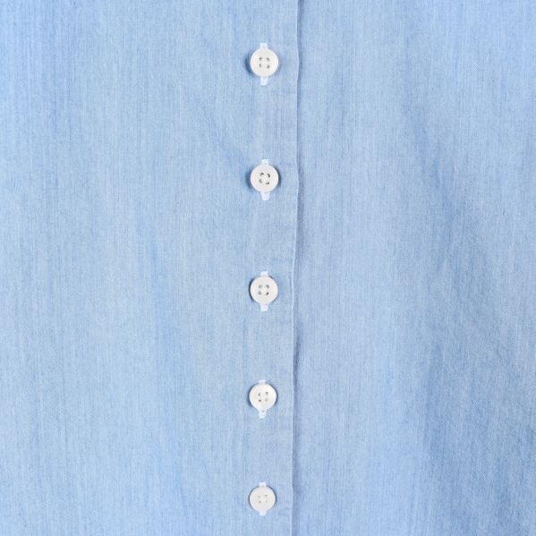 Närbild på skjortknappar och material