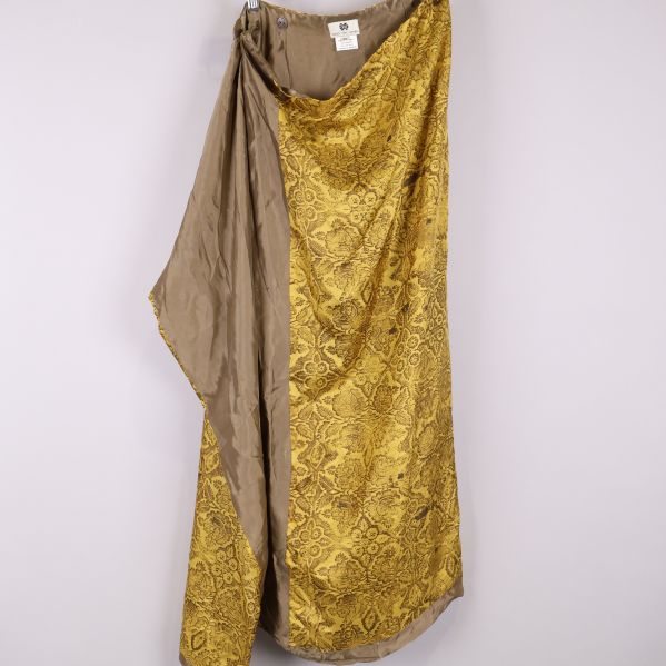 Gul mönstrad kjol med öppnad wrap-design