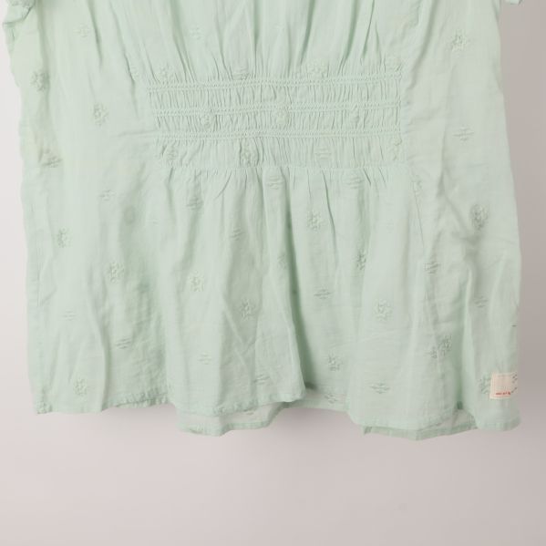 Grön blus med broderade mönster