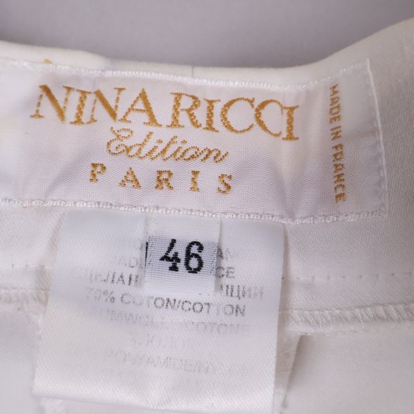 Nina Ricci etiketten, i vita byxor