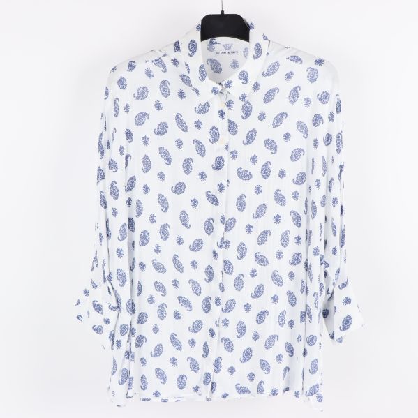 Blåvit skjorta med paisleymönster framifrån