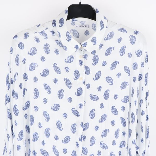 Närbild av blåvit paisleymönstrad skjorta