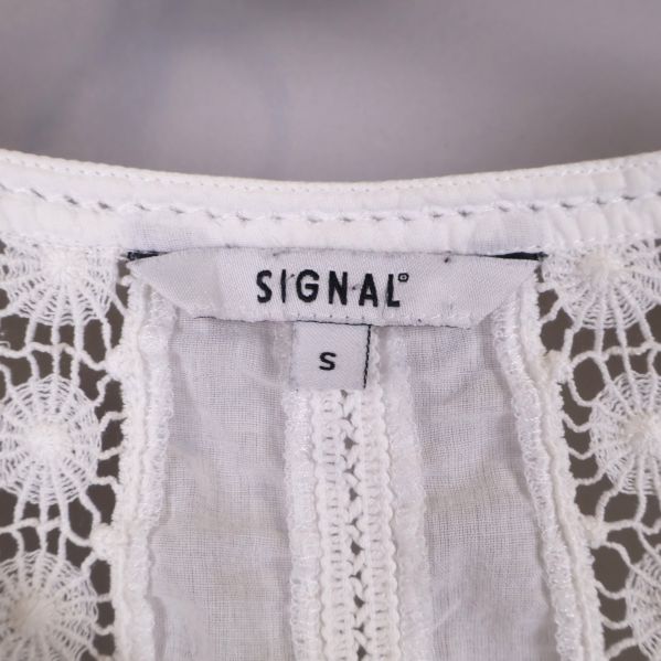 Märkesetikett med storlek på blusen