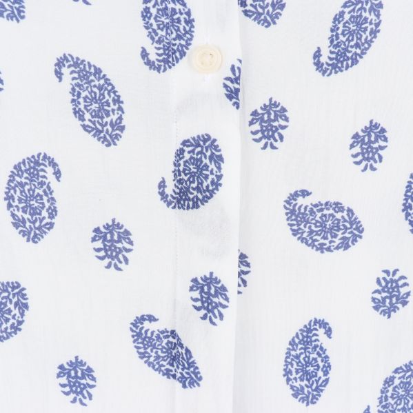 Närbild av blåvit paisleymönster och knapp