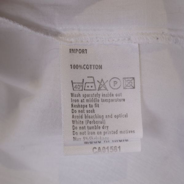 Tvättrådsetikett på blusen