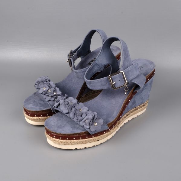 Blå kilklackar med blommor och spännen