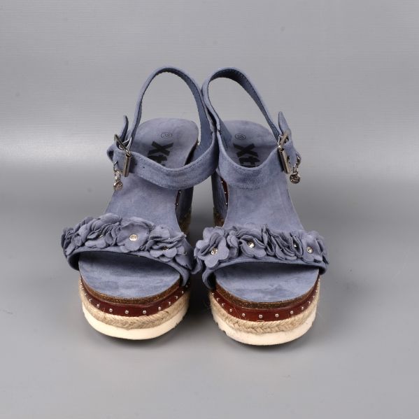 Framsida av kilklackar med blommor och spännen