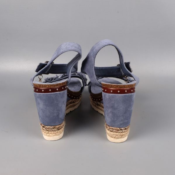 Baksida av blå kilklackar med blomdetaljer