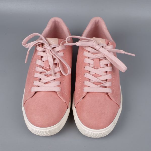 Rosa sneakers uppifrån med snören