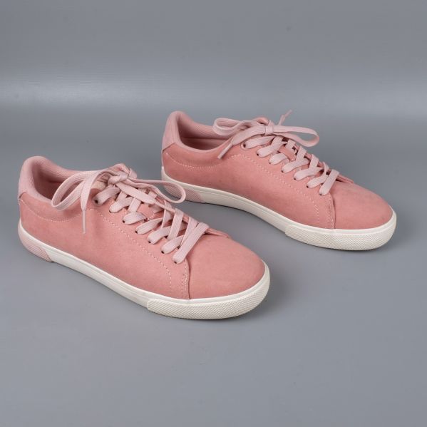 Rosa sneakers sidan sedd från sidan