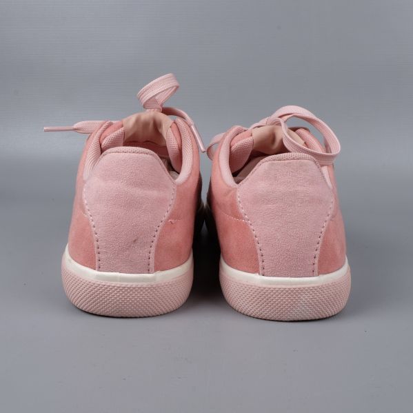 Rosa sneakers bakifrån