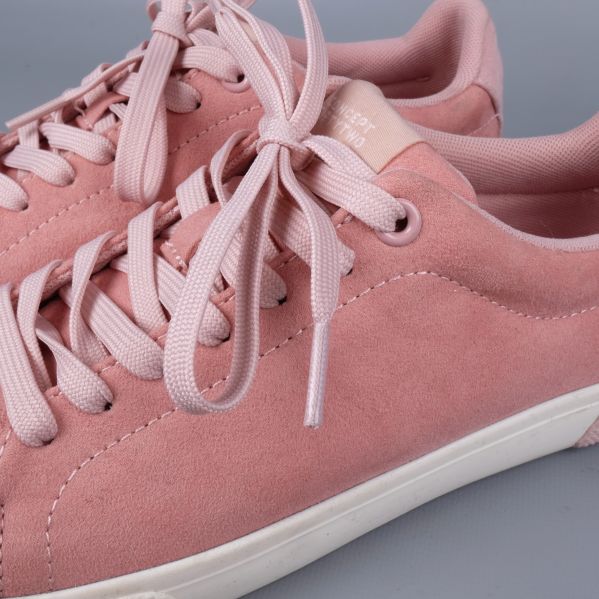 Närbild av rosa sneakers material och snören