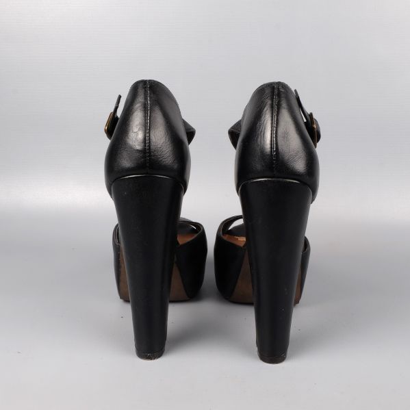 Svarta högklackade skor bakifrån