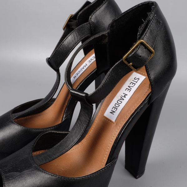 Närbild på T-rem och spänne