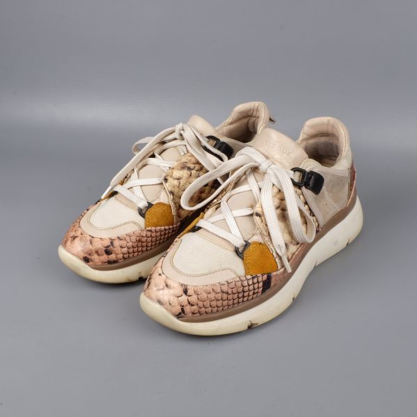 Flerfärgade sneakers med ormskinnsmönster