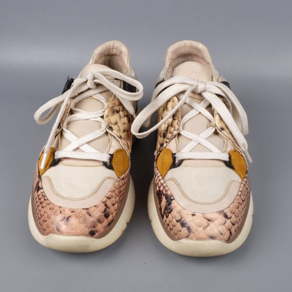 Sneakers framifrån i flerfärgad design