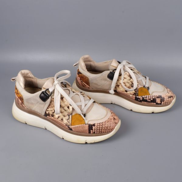 Sida av flerfärgade sneakers