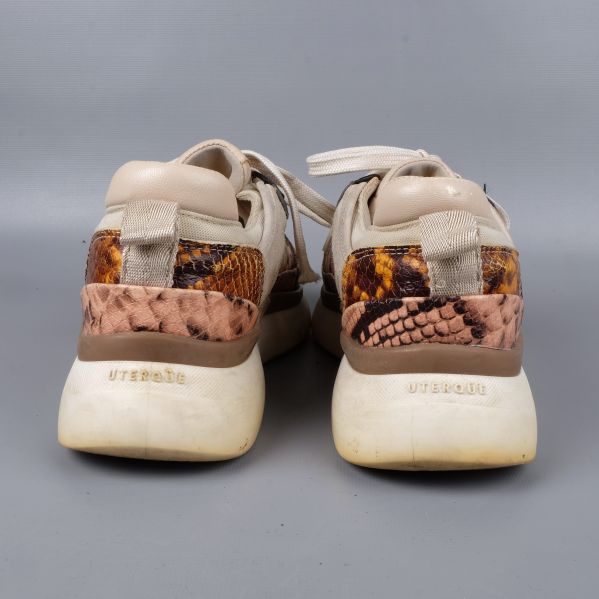 Baksidan av sneakers med logotyp