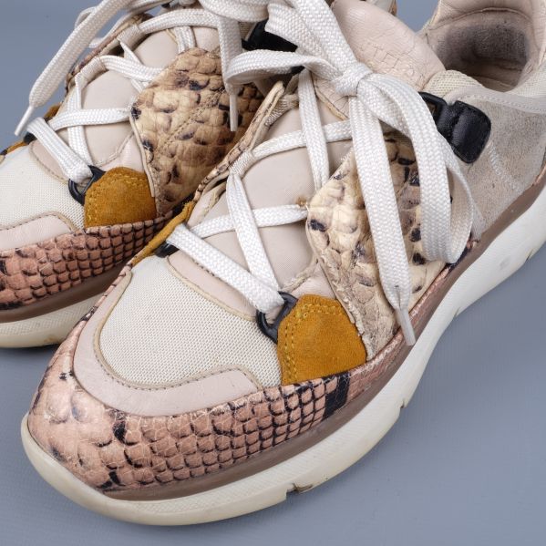 Närbild på snörning och mönster